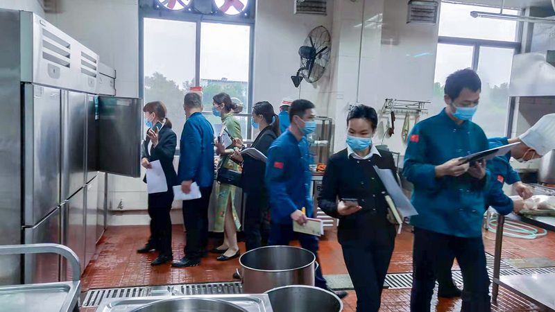在挑选食品时，首先要关注食品的质量。以下是一些判断食品质量的方法：