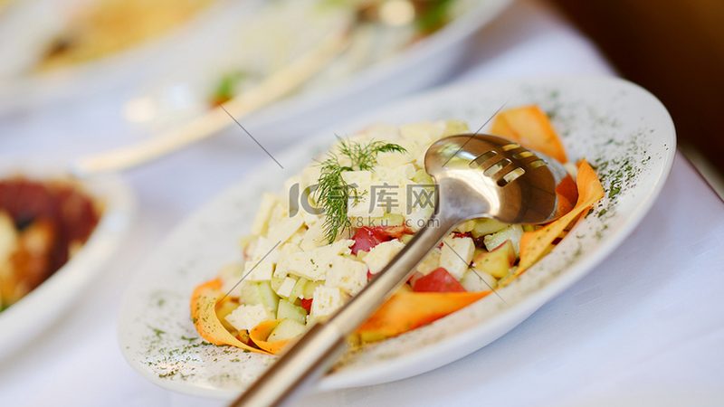 揭秘餐饮供应链：厂家直供价格背后的真相